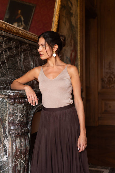 Collab Boutique shiny beige lurex halter top with V-neck and thin straps, made of viscose blend.